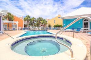 een zwembad met blauwe stoelen naast een huis bij Banana Bay 6047 By Pkrm in Pensacola