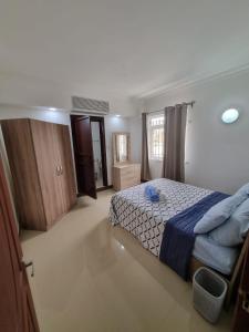 1 dormitorio con 1 cama con manta azul en Villa Palmira 6 suites avec piscine 5 min à pied de la plage Pereybere, en Pereybere