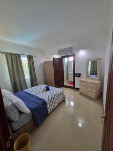 Schlafzimmer mit einem Bett, einer Kommode und einem Spiegel in der Unterkunft Villa Palmira 6 suites avec piscine 5 min à pied de la plage Pereybere in Pereybere