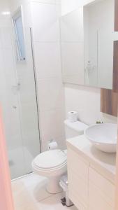 Koupelna v ubytování Quarto HOME OFFICE no CENTRO com Cama Box de solteiro - WIFI - TV - banheiro - Sala de Estar e cozinha - Apto compartilhado com Anfitriões experientes em hospedar - Superhost no BnB 5 estrelas