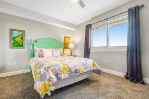 パナマ・シティ・ビーチにあるEmerald Beach 2330のベッドと窓のある寝室 +39枚の写真