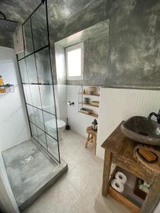 a bathroom with a glass shower and a sink at Casa Cercana in Abarán
