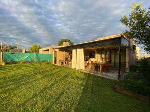 ein kleines Haus in einem Garten mit grünem Rasen in der Unterkunft Casa Azul en Barrio Privado in San Pablo