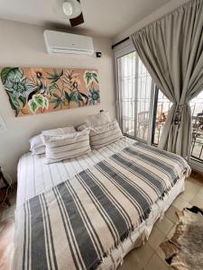 - une chambre avec un lit et une grande fenêtre dans l'établissement Casa Azul en Barrio Privado, à San Pablo