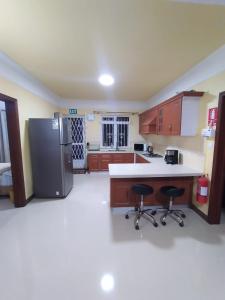 Kuchyň nebo kuchyňský kout v ubytování Villa Palmira 6 suites avec piscine 5 min à pied de la plage Pereybere