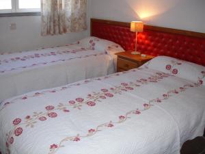 ベニドルムにあるLas Palmeras - Zand Propertiesのバラが飾られたホテルルーム内のベッド2台