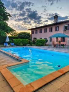 een groot zwembad voor een huis bij Villa Stefania Asolo piscina e biliardo in Riese