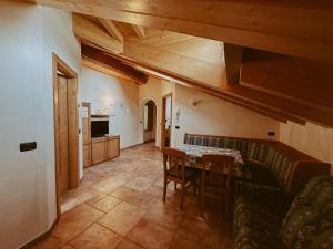 a kitchen and dining room with a table and chairs at Appartamenti Lumaca in Livigno
