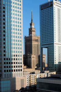 uma vista para o horizonte da cidade com edifícios altos em Budgetplus Key Apartaments Pańska em Varsóvia