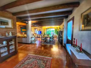 a large living room with a table and chairs at Villa Stefania Asolo piscina e biliardo in Riese