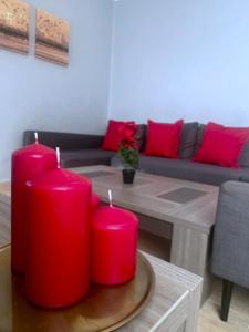 3 rote Kerzen auf einem Tisch im Wohnzimmer in der Unterkunft Calle Mora De Rubielos with Free Private Underground Parking in Valencia