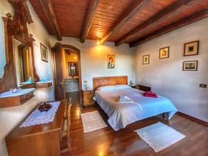 een slaapkamer met een bed en een wastafel bij Villa Stefania Asolo piscina e biliardo in Riese