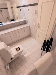 een badkamer met een toilet, een wastafel en een spiegel bij La Farfalla in Brusino Arsizio