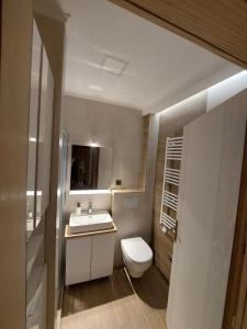 een badkamer met een toilet en een wastafel bij Vila Dalma in Divčibare