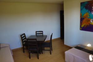 uma sala de jantar com uma mesa e cadeiras e um quadro em MASIA ARAMENI em Umecuaro