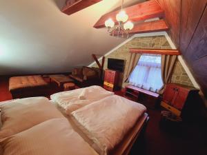 Un dormitorio con dos camas y una ventana. en Villa Rusalka, en Vysoké Tatry