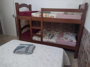 a pair of bunk beds in a room at Meu Cantinho E in Guaratinguetá