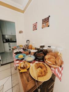 una cocina con una mesa con platos de comida. en Blue Hale en Guarujá