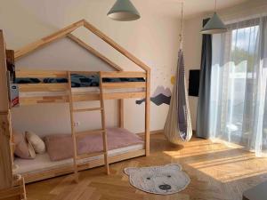 - une chambre avec des lits superposés avec un ours dans l'établissement BOTKa apartmán, à Tatranska Strba