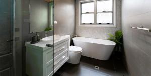 Bilik mandi di Surf Beach House