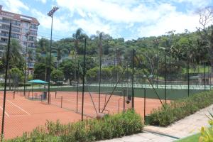 un campo da tennis con due reti da tennis di Flat Aconchegante - Granja Brasil Resort - Itaipava a Petrópolis