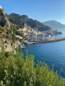 una vista de positano en la costa de Amalfi en Da Zio Ciro a Capodimonte, en Nápoles