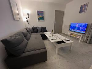 Televízia a/alebo spoločenská miestnosť v ubytovaní Seafront - beautiful flat with aircon and comfortable loggia
