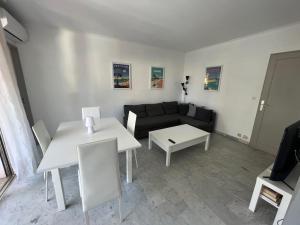 Posedenie v ubytovaní Seafront - beautiful flat with aircon and comfortable loggia
