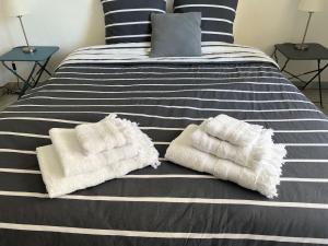 Posteľ alebo postele v izbe v ubytovaní Seafront - beautiful flat with aircon and comfortable loggia