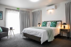 a bedroom with a large bed and a window at Solsen Flexi-Stay in Auckland