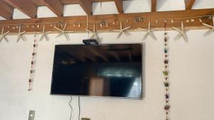 a flat screen tv hanging on a wall with stars at Familiar 2 Rocas del Mar in Pichilemu