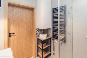 łazienka z szafą z drewnianymi drzwiami w obiekcie DAJ SOBIE CZAS Apartament w Istebnej +26 zdjęć