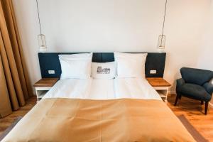Un pat sau paturi într-o cameră la Hanul cu Sălcii