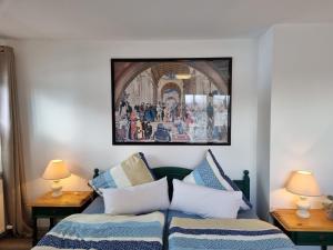 a bedroom with a bed and a painting on the wall at Appartement Bergsee SUN - am Wildsee - atemberaubende Aussicht in Seefeld in Tirol