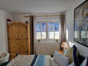 um quarto com uma cama e uma janela em Appartement Bergsee SUN - direkt am See - Sonnenbalkon em Seefeld in Tirol