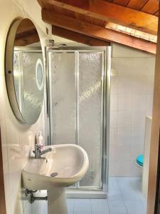 聖費利切德爾貝納科的住宿－Morgan's oasis，一间带水槽和淋浴的浴室