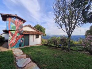 een huis met een schilderij erop bij Estúdio Amor: refúgio à dois nas montanhas in Lavras Novas