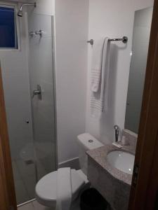 Um banheiro em Flat em Resort Completo - Evian