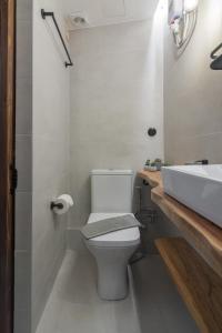 y baño con aseo blanco y lavamanos. en Stoa Kairi Loft B, en Atenas