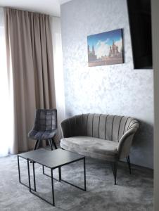 - un salon avec un canapé et une chaise dans l'établissement Templum apartments - Slavija square, à Belgrade