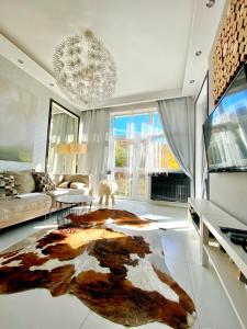 - un salon avec un grand tapis en fourrure dans l'établissement Apartament Royal Centrum, à Krynica-Zdrój