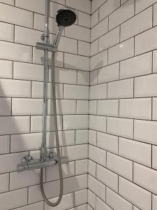 een douche met een douchekop in de badkamer bij Walkers Rest! in Alfriston