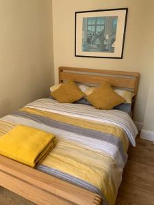 een bed met twee kussens erop bij Walkers Rest! in Alfriston