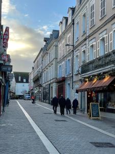 a group of people walking down a city street at Spacieux T2 avec parking à 200 m Cathédrale in Chartres