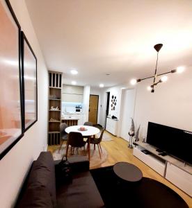 una sala de estar con un sofá y una mesa en Apartman Winter night Snježna dolina, en Jahorina 11 fotos más