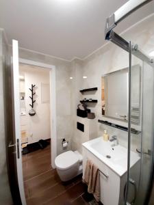 Un baño blanco con inodoro y lavabo. en Apartman Winter night Snježna dolina, en Jahorina