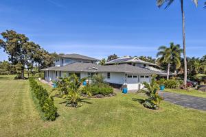 una casa con palmeras en un patio en Spacious Kauai Getaway Less Than 1 Mi to the Ocean!, en Princeville