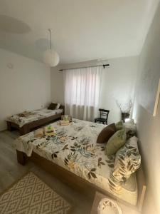 1 dormitorio con 2 camas en una habitación en Bela Vila en Negotin