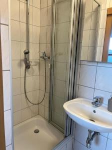 a bathroom with a shower and a sink at Urlaub nicht nur für Monteure "K3" in Gera