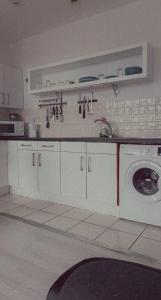 cocina con fregadero y lavadora en Stunning Two bedroom Apartment, Amazing City Views en Mánchester